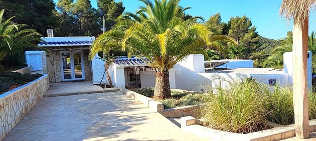 Foto 1 de Casa en venda a Cala Vedella - Cala Tarida - Cala Conta de 4 habitacions amb piscina i jardí