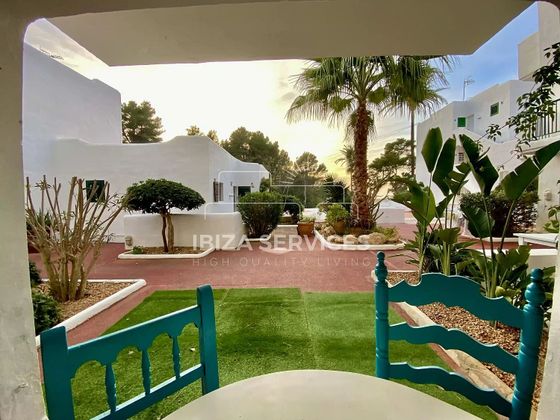 Foto 1 de Piso en venta en Cala Vedella - Cala Tarida - Cala Conta de 2 habitaciones con terraza y piscina