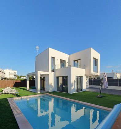Foto 1 de Chalet en venta en Can Picafort de 4 habitaciones con terraza y piscina