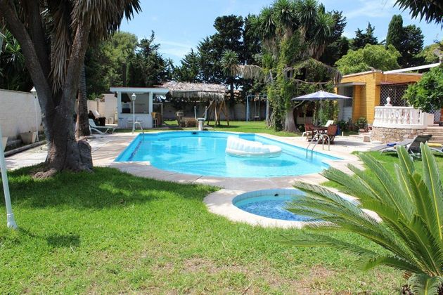 Foto 2 de Chalet en venta en El Pinillo de 6 habitaciones con terraza y piscina