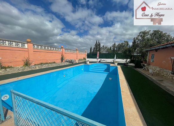 Foto 1 de Venta de casa rural en Fuentes de Ebro de 3 habitaciones con terraza y piscina