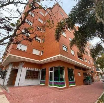 Foto 1 de Alquiler de piso en avenida Juan Carlos I de 2 habitaciones con terraza y garaje