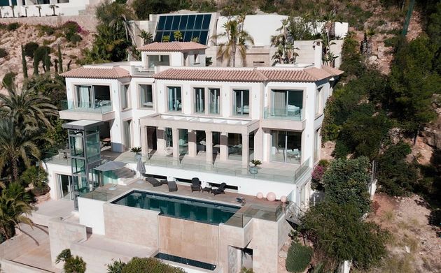 Foto 1 de Chalet en venta en Son Vida de 6 habitaciones con terraza y piscina