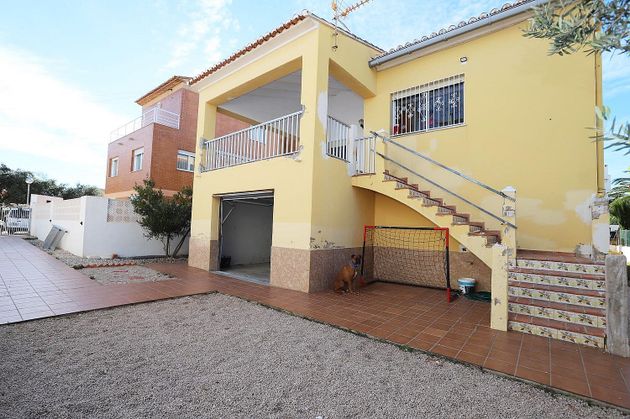 Foto 1 de Xalet en venda a Oliva Playa de 5 habitacions amb terrassa i balcó