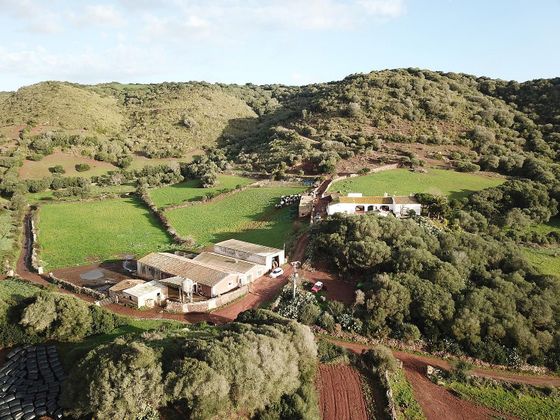 Foto 1 de Casa rural en venda a Ferreries de 7 habitacions amb terrassa i jardí