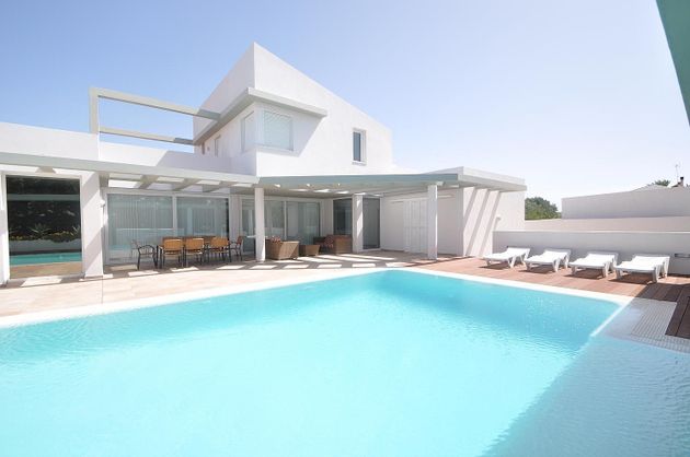Foto 2 de Chalet en venta en Cala Blanca de 4 habitaciones con terraza y piscina