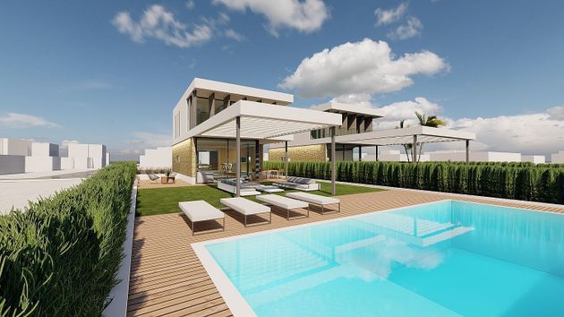 Foto 1 de Chalet en venta en Cala Blanca de 4 habitaciones con terraza y piscina