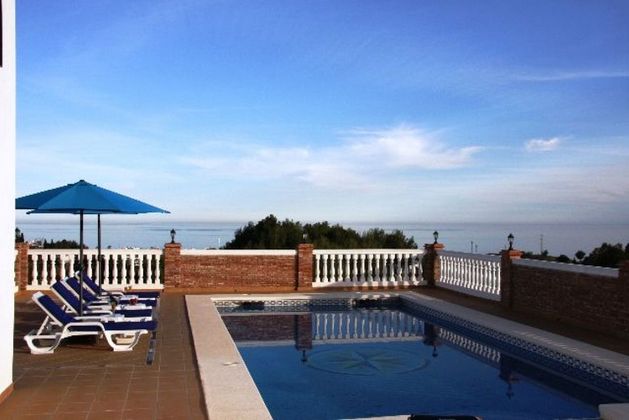 Foto 1 de Chalet en venta en Frigiliana de 5 habitaciones con terraza y piscina