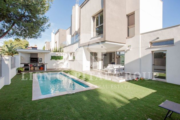 Foto 1 de Casa adossada en venda a Casas Verdes de 4 habitacions amb piscina i garatge