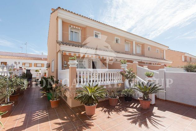 Foto 2 de Venta de casa adosada en El Perelló - Les Palmeres - Mareny de Barraquetes de 5 habitaciones con terraza y piscina
