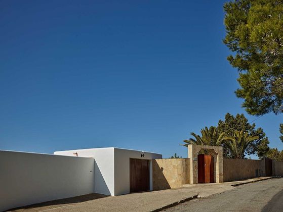 Foto 2 de Xalet en venda a Cala Vedella - Cala Tarida - Cala Conta de 5 habitacions amb terrassa i piscina