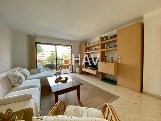 Foto 2 de Piso en venta en Vistahermosa de 3 habitaciones con terraza y piscina