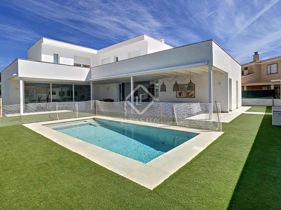 Foto 2 de Venta de casa en Maó de 4 habitaciones con terraza y piscina