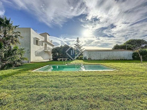 Foto 1 de Casa rural en venta en Ciutadella de 3 habitaciones con terraza y piscina