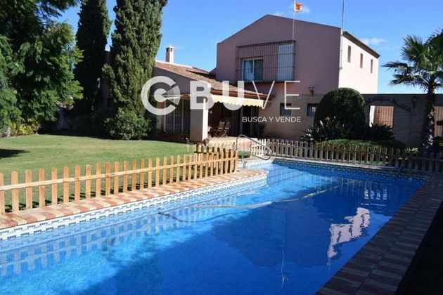 Foto 1 de Casa en venta en Espartinas de 5 habitaciones con terraza y piscina