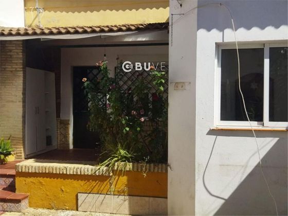 Foto 1 de Venta de casa en Sanlúcar la Mayor de 4 habitaciones con piscina y aire acondicionado