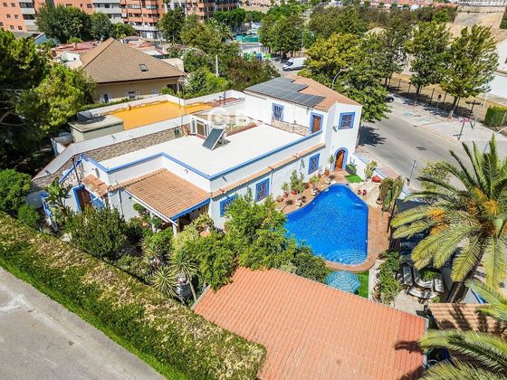 Foto 1 de Casa en venda a Montequinto de 5 habitacions amb piscina i garatge