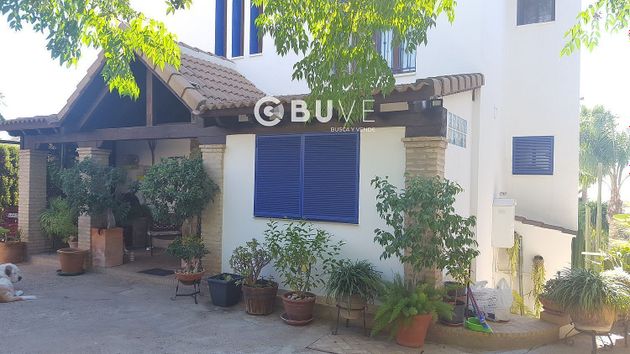 Foto 1 de Venta de casa en Guillena de 5 habitaciones con terraza y piscina