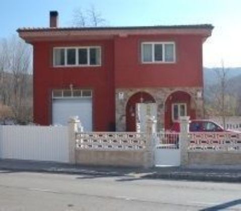 Foto 1 de Casa en venta en Vecilla (La) de 4 habitaciones con terraza y piscina
