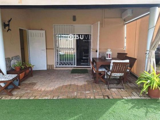 Foto 2 de Casa en venda a Bollullos de la Mitación de 4 habitacions amb piscina i aire acondicionat
