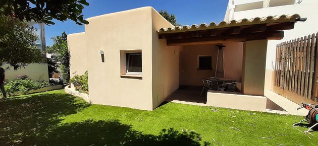 Foto 2 de Xalet en venda a Cala Vedella - Cala Tarida - Cala Conta de 2 habitacions amb terrassa i piscina