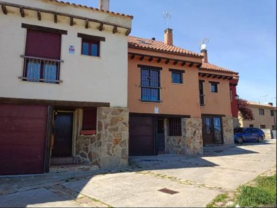 Foto 1 de Casa adossada en venda a Puentes Viejas de 3 habitacions amb garatge i jardí