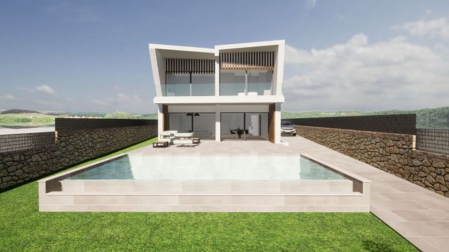 Foto 1 de Chalet en venta en S'Arenal-Son Verí de 4 habitaciones con terraza y piscina