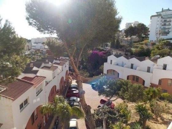 Foto 1 de Venta de casa en La Carihuela de 3 habitaciones con terraza y piscina