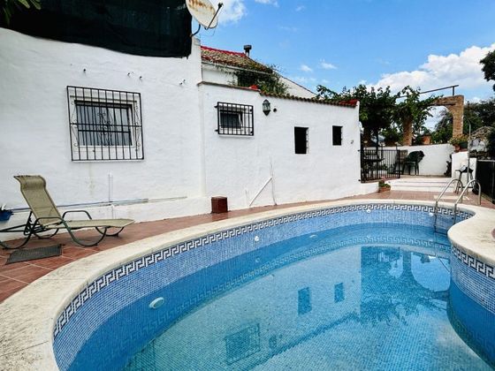 Foto 1 de Venta de casa en Iznájar de 4 habitaciones con terraza y piscina