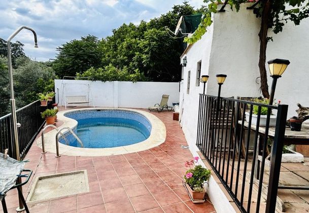 Foto 2 de Venta de casa en Iznájar de 4 habitaciones con terraza y piscina