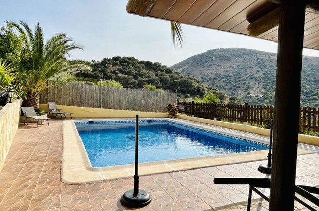 Foto 2 de Venta de casa en Iznájar de 6 habitaciones con terraza y piscina