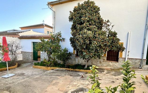 Foto 2 de Casa adosada en venta en Villanueva de Algaidas de 5 habitaciones con piscina