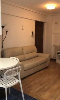Foto 2 de Alquiler de piso en Canalejas - Gran Vía de 3 habitaciones con terraza y muebles