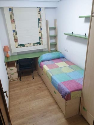 Foto 1 de Alquiler de piso en Centro - Salamanca de 4 habitaciones con muebles y balcón