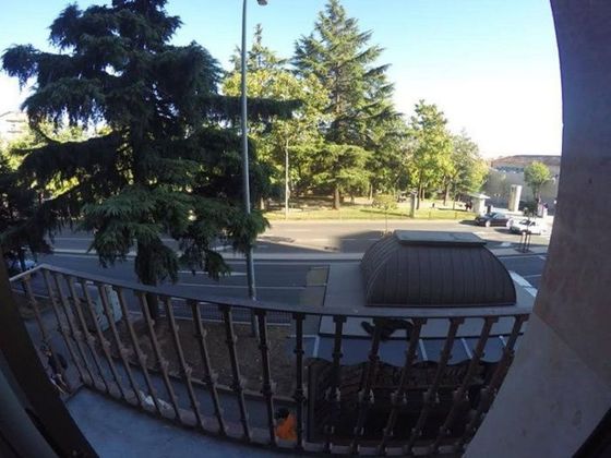 Foto 1 de Piso en alquiler en Hospitales - Campus de 4 habitaciones con muebles y balcón