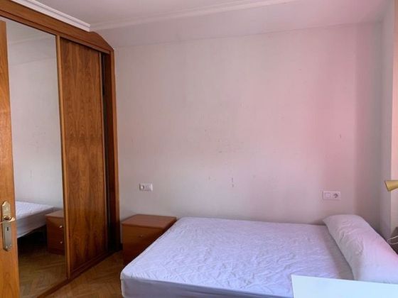 Foto 2 de Alquiler de piso en Centro - Salamanca de 4 habitaciones con muebles y balcón