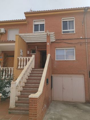 Foto 1 de Casa adossada en venda a calle La Romana de 5 habitacions amb terrassa i garatge