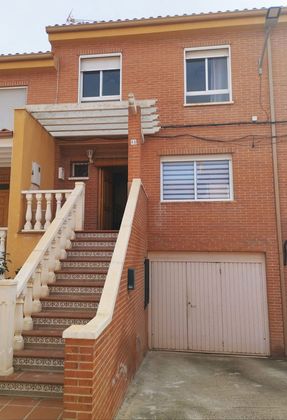 Foto 2 de Casa adosada en venta en calle La Romana de 5 habitaciones con terraza y garaje