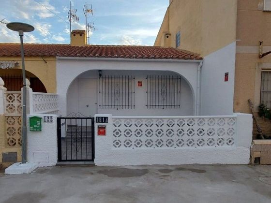 Foto 1 de Casa adosada en venta en urbanización La Marina de 1 habitación con terraza