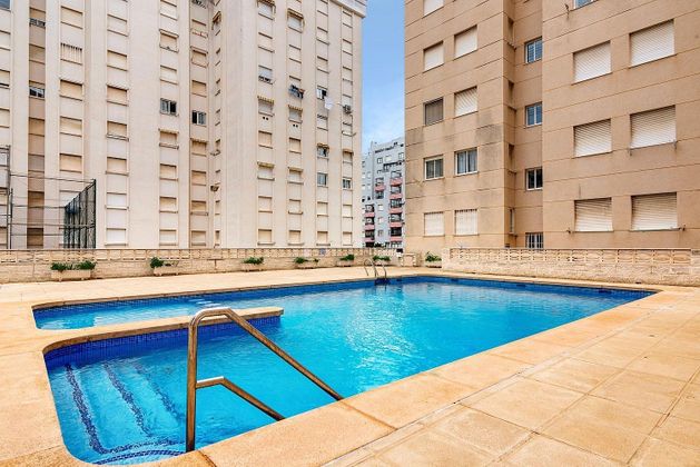 Foto 2 de Alquiler de piso en calle De la Ràbida de 2 habitaciones con terraza y piscina