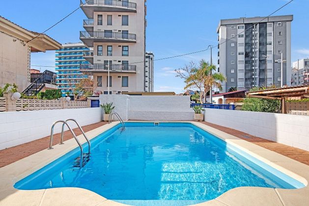 Foto 1 de Piso en alquiler en Playa de Gandia de 2 habitaciones con terraza y piscina