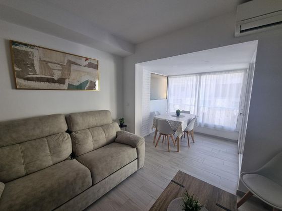 Foto 2 de Alquiler de piso en calle Calderón de 2 habitaciones con muebles y balcón