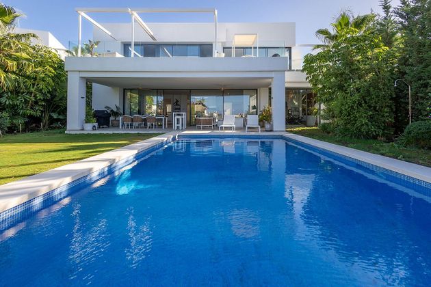 Foto 1 de Xalet en venda a Cabo Pino - Reserva de Marbella de 5 habitacions amb terrassa i piscina