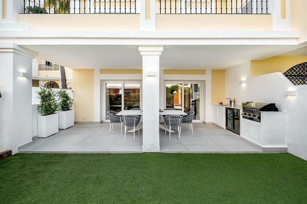 Foto 2 de Casa adossada en venda a Los Naranjos - Las Brisas de 4 habitacions amb terrassa i piscina