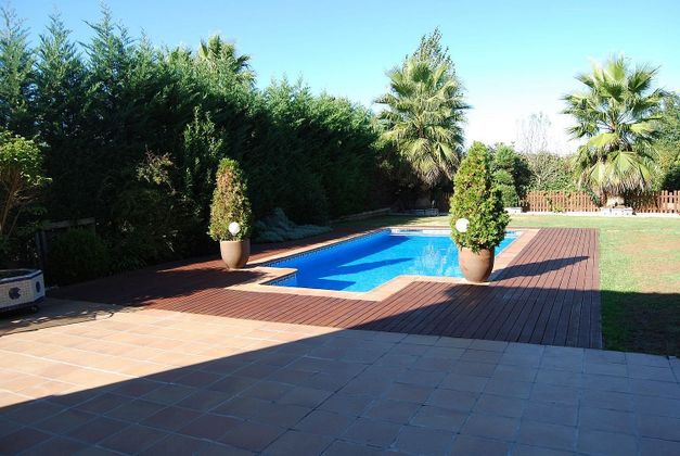 Foto 2 de Chalet en venta en Riudellots de la Selva de 6 habitaciones con terraza y piscina