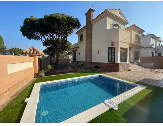 Foto 1 de Alquiler de chalet en carretera De la Barrosa de 4 habitaciones con terraza y piscina