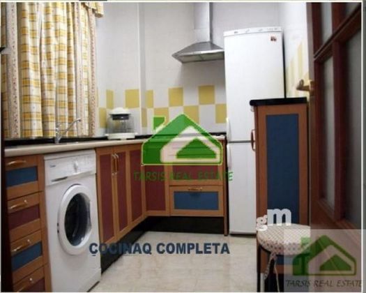 Foto 2 de Pis en lloguer a V Centenario-Piletas-Capuchinos de 2 habitacions amb garatge i mobles