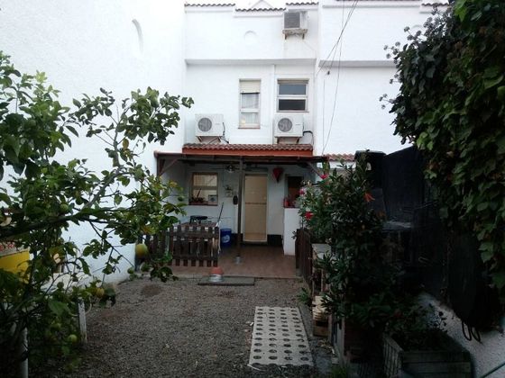 Foto 2 de Casa adossada en venda a Residencial de 4 habitacions amb garatge i jardí