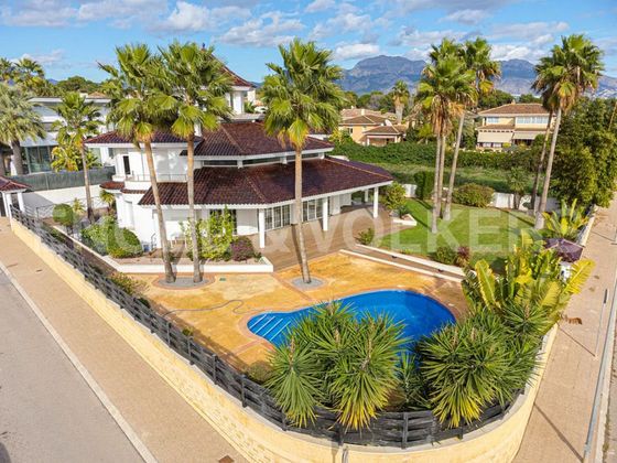 Foto 1 de Xalet en venda a Alfaz del Pi Pueblo-Urbanizaciones de 6 habitacions amb terrassa i piscina
