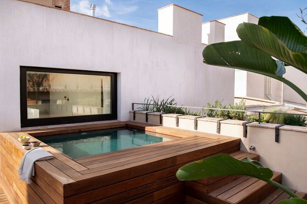 Foto 2 de Àtic en lloguer a El Gòtic de 3 habitacions amb terrassa i piscina